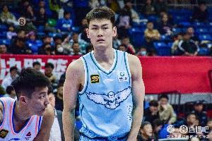 直播吧:青岛男篮与王睿泽签订了为期三年的C类合同